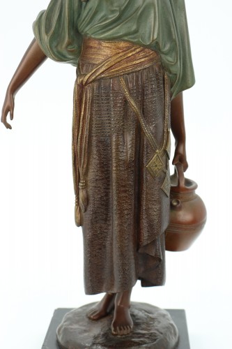 Antiquités - The water carrier by Demetre Chiparus
