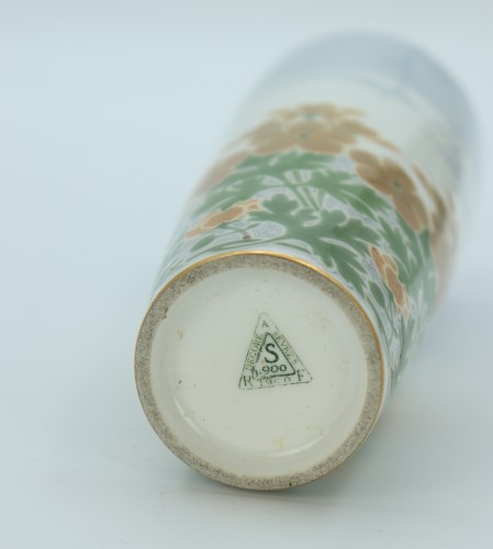 Antiquités - Vase Renoncules par la Manufacture Nationale de Sèvres