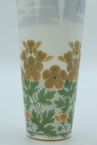 Antiquités - Vase Renoncules par la Manufacture Nationale de Sèvres