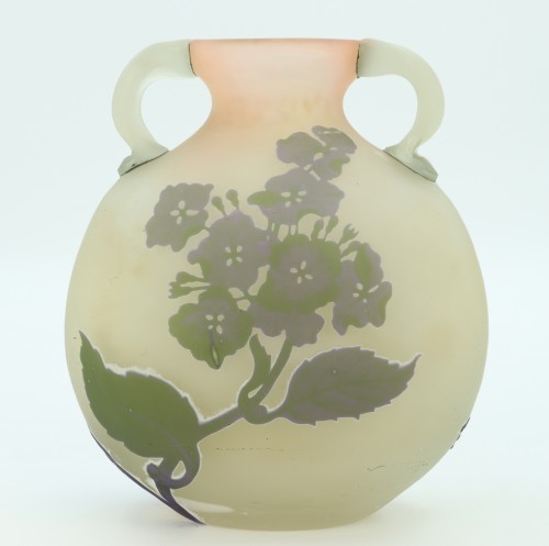 Vase Gallé à anses appliquées à décor aux hortensias - Verrerie, Cristallerie Style Art nouveau