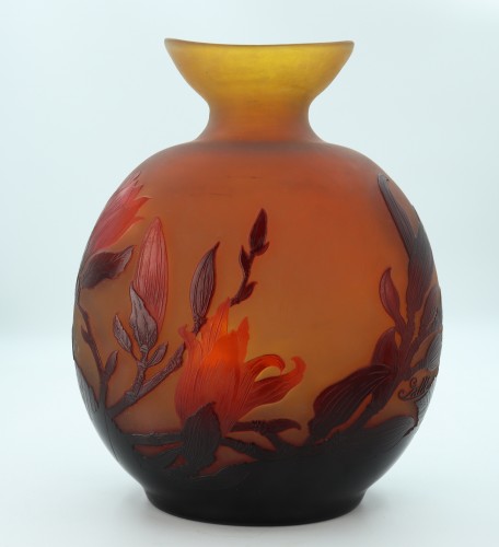 Vase Gallé à décor de magnolias - Verrerie, Cristallerie Style Art nouveau