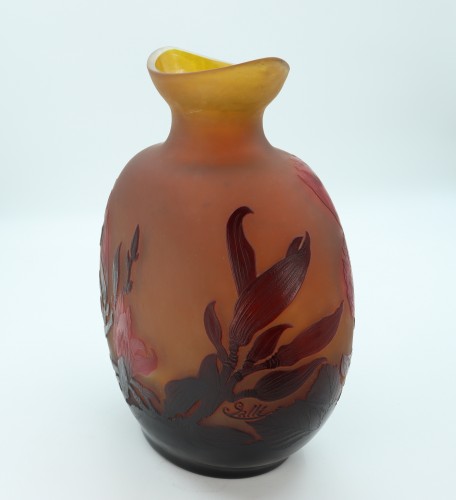 Verrerie, Cristallerie  - Vase Gallé à décor de magnolias