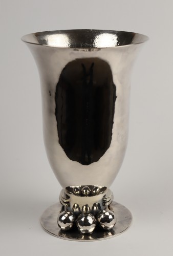 Tulip shaped vase by Jean Després (1889-1980) - 
