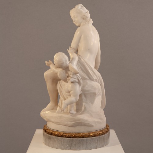 Sculpture Sculpture en Marbre - Vénus désarme l’Amour en marbre blanc - milieu du XIXe siècle