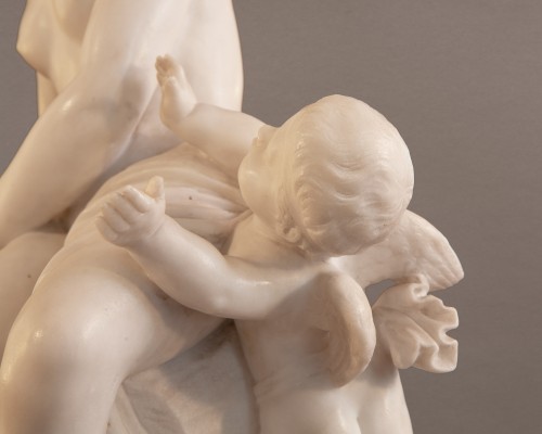 Antiquités - Vénus désarme l’Amour en marbre blanc - milieu du XIXe siècle