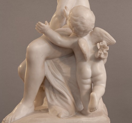 Antiquités - Vénus désarme l’Amour en marbre blanc - milieu du XIXe siècle