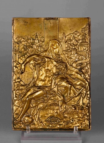 XIXe siècle - Un relief en bronze doré de la Pietà, 18e/19e siècle
