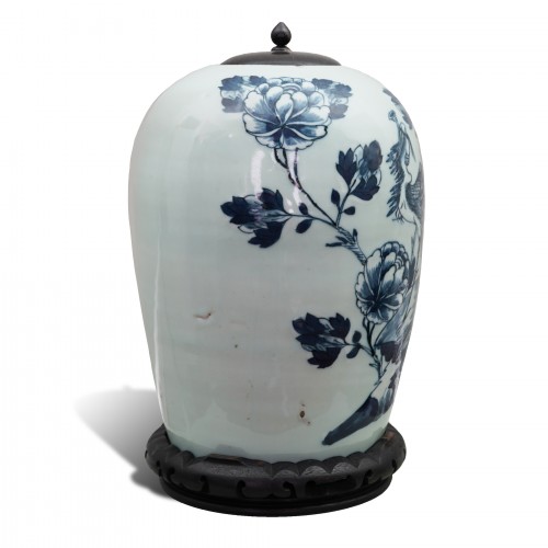 A Porcelain ‘Phoenix’ Jar, Qing Dynasty 19th century - Asian Works of Art Style 
