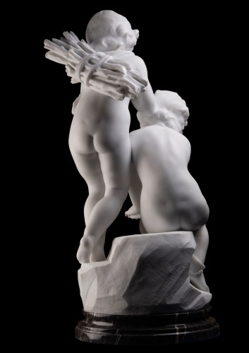 Sculpture Sculpture en Marbre - Enfants se réchauffant près du feu, de Cesare Viviani