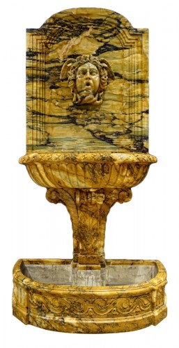 Importante fontaine murale du 19e siècle en marbre jaune de Sienne