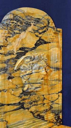 An important 19th century yellow Siena marble Wall Fontain - Decorative Objects Style 