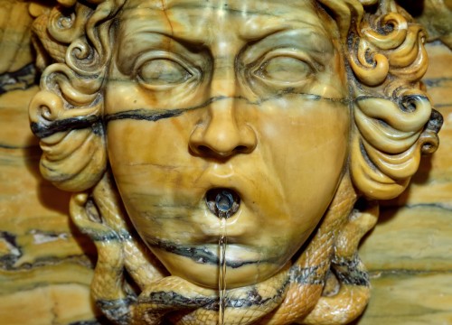 XIXe siècle - Importante fontaine murale du 19e siècle en marbre jaune de Sienne