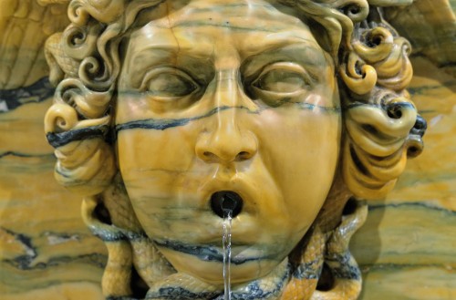 Importante fontaine murale du 19e siècle en marbre jaune de Sienne - 