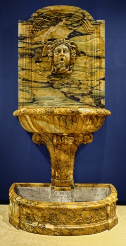  - Importante fontaine murale du 19e siècle en marbre jaune de Sienne