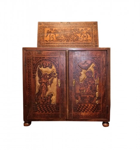 Cabinet en bois de cèdre pyrogravé, provenant de la région de Vénétie XVIIe siècle