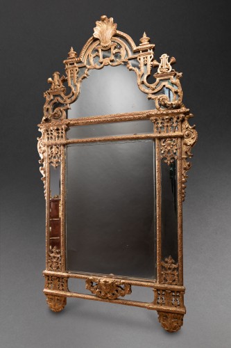 XVIIIe siècle - Miroir à pares-closes en bois doré, Paris époque Régence vers 1720