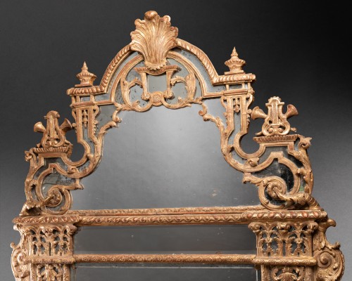 Miroir à pares-closes en bois doré, Paris époque Régence vers 1720 - Régence