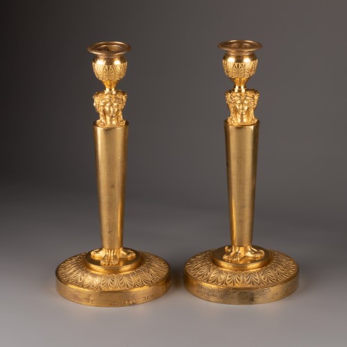 Pair of candlestick in finely chased bronze gilded with mercury. - 