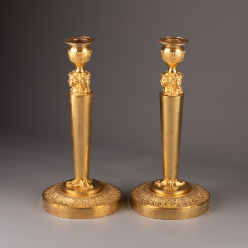 Empire - Pair of candlestick in finely chased bronze gilded with mercury.