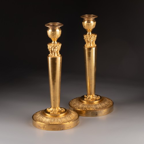 Antiquités - Pair of candlestick in finely chased bronze gilded with mercury.