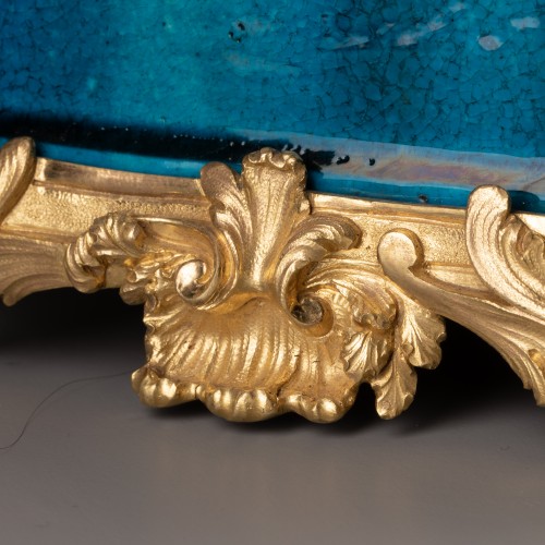 Antiquités - Garniture en porcelaine et bronzes montés, Paris époque Louis XV
