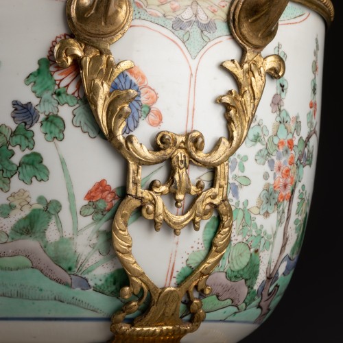 Cache-pot en porcelaine de chine monté sur bronze sous la régence - Céramiques, Porcelaines Style Régence