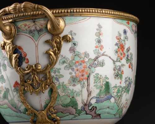 Céramiques, Porcelaines  - Cache-pot en porcelaine de chine monté sur bronze sous la régence