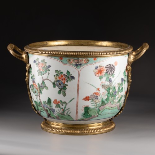 XVIIIe siècle - Cache-pot en porcelaine de chine monté sur bronze sous la régence