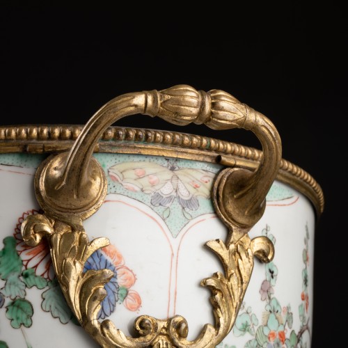 French Regence - Chinese porcelain cachepot mounted on bronze under the Regency