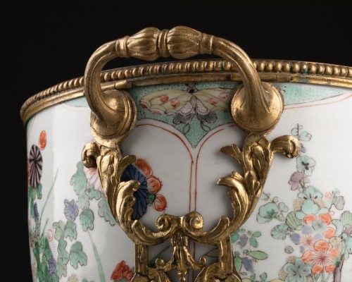 Antiquités - Cache-pot en porcelaine de chine monté sur bronze sous la régence