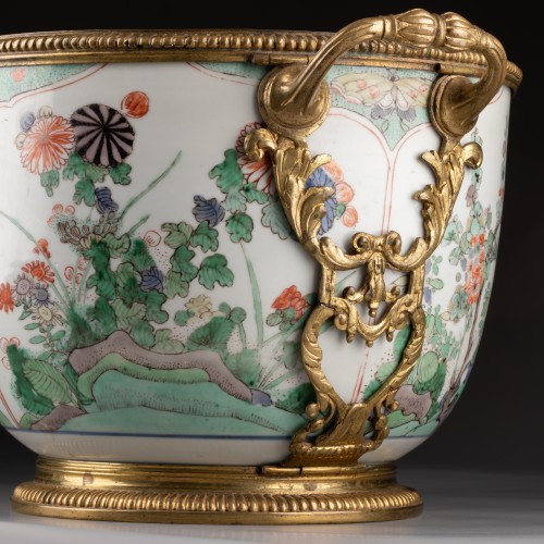 Antiquités - Cache-pot en porcelaine de chine monté sur bronze sous la régence