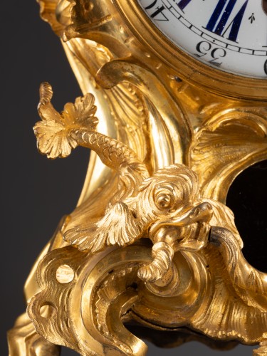 Petit cartel au dauphin attribuable à Caffieri, Paris vers 1745 - Horlogerie Style Louis XV