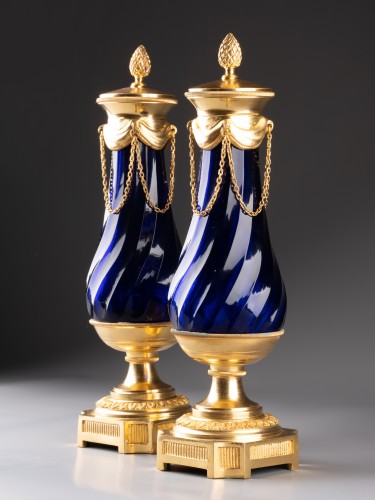 Pair of blue crystal vases from Le Creusot, Paris Louis the XVIth period - Lighting Style Louis XVI