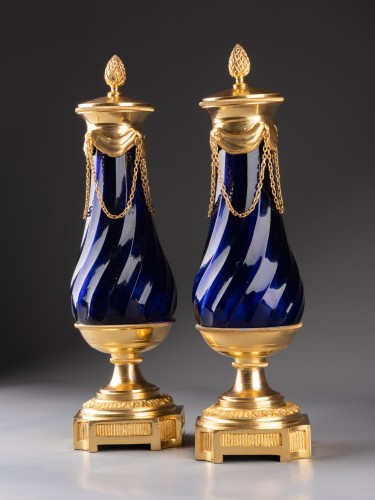 Luminaires Bougeoirs et Chandeliers - Paire de vases en cristal bleu du Creusot, Paris époque Louis XVI