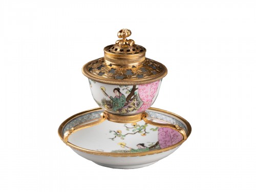 Potpourri in Chinese porcelain and gilded bronze, Paris circa 1730