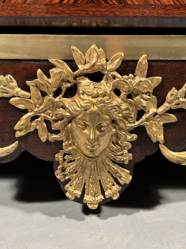 Commode with the mask of Cérès, Thomas Hache, Regence period - Furniture Style French Regence