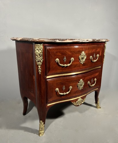 Mobilier Commode - Commode sauteuse en amarante par E. Doirat, Paris époque Régence