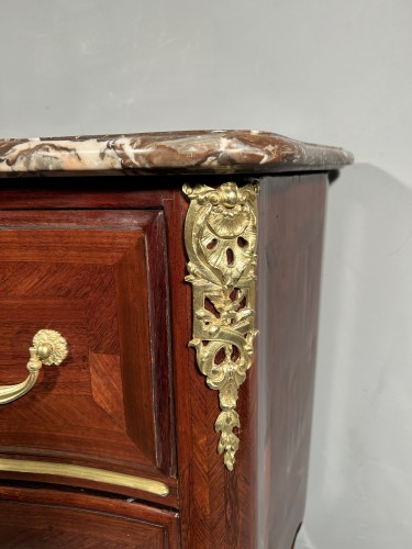 Commode sauteuse en amarante par E. Doirat, Paris époque Régence - Régence