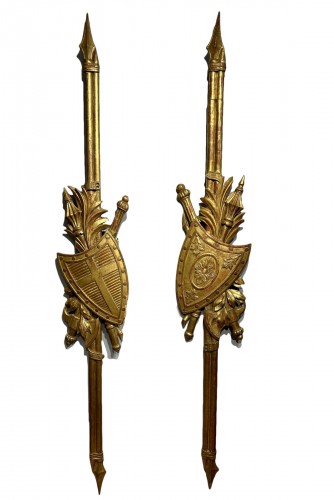 Paire de trophées en bois doré, fin du XVIIIe siècle 