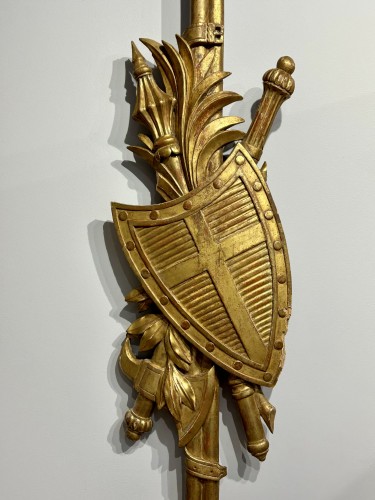 Paire de trophées en bois doré, fin du XVIIIe siècle  - Matériaux & Architecture Style Directoire