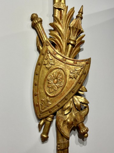 Matériaux & Architecture Boiseries - Paire de trophées en bois doré, fin du XVIIIe siècle 