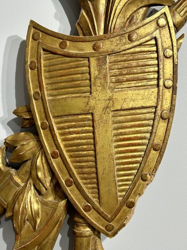 Paire de trophées en bois doré, fin du XVIIIe siècle  - Directoire