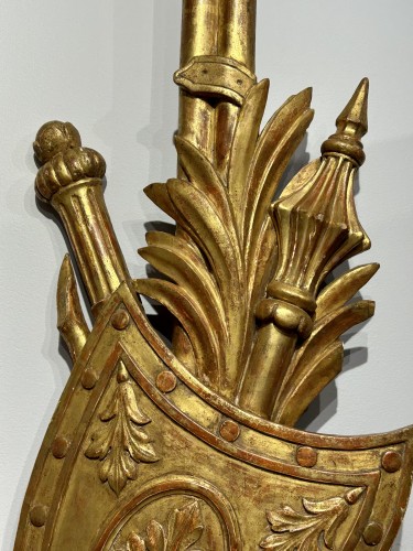 Antiquités - Pair of gilded wood trophies, late 18th century 