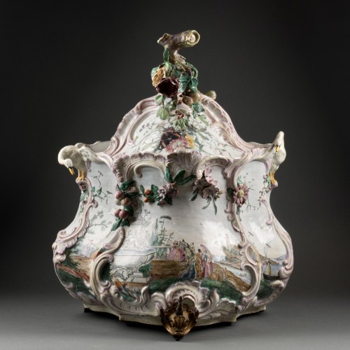 Céramiques, Porcelaines  - Fontaine d’applique en faïence, Marseille vers 1760 