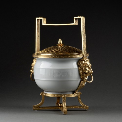 Brûle-parfum en porcelaine de Chine, monté bronze, XVIIIe siècle - Céramiques, Porcelaines Style Transition