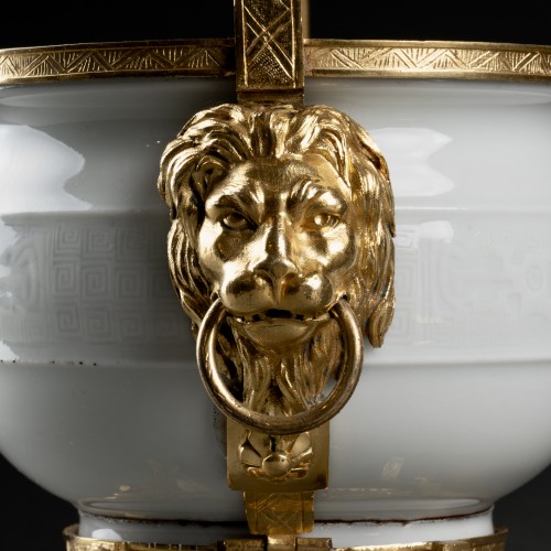 Céramiques, Porcelaines  - Brûle-parfum en porcelaine de Chine, monté bronze, XVIIIe siècle