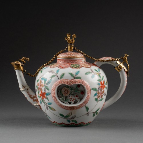 Théière Kakiémon à monture aux quatre éléments, Japon vers 1690-1700  - Céramiques, Porcelaines Style Louis XIV