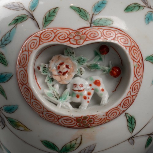Céramiques, Porcelaines  - Théière Kakiémon à monture aux quatre éléments, Japon vers 1690-1700 