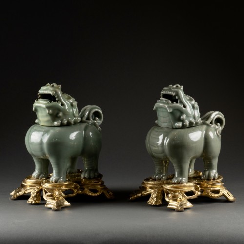 Paire de brûle-parfums Quilin en porcelaine céladon de la Chine - Céramiques, Porcelaines Style Restauration - Charles X