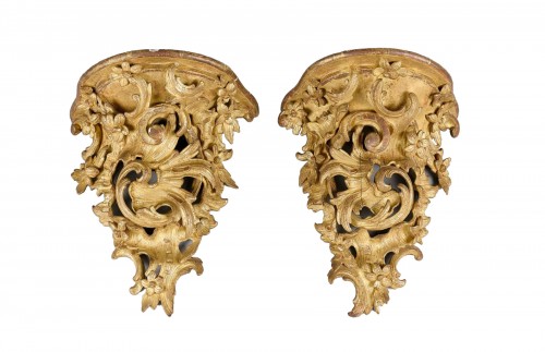 Paire de consoles en bois de chêne doré, Paris époque Louis XV